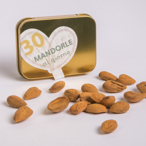 Mandorle biologiche pugliesi in ciotola rustica su tavolo in legno, con foglie e dettagli naturali