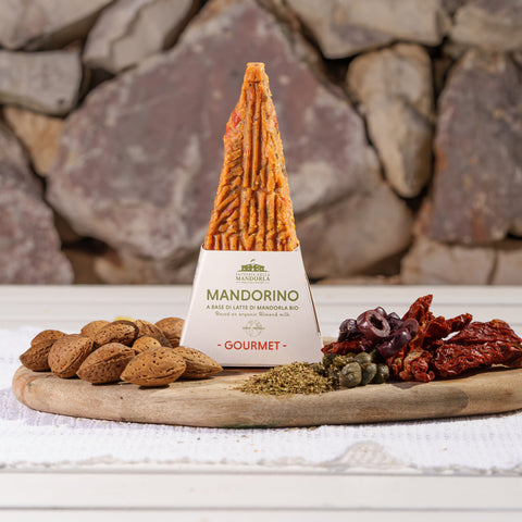 Mandorino da grattugiare servito su un piatto vegetale con ingredienti semplici della cucina pugliese