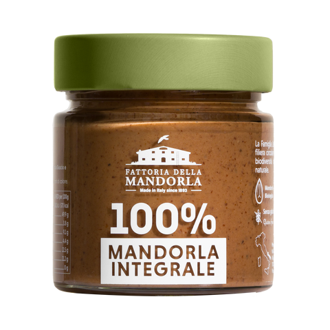 Vasetto di crema mandorla integrale bio spalmata su pane tostato con mandorle intere e ingredienti vegetali su tavolo in legno