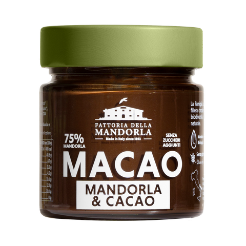 Crema mandorla e cacao spalmata su pane tostato con mandorle e cacao, ambientata in una cucina luminosa