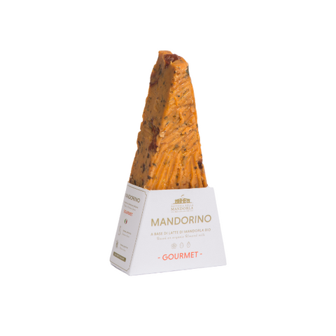Farina di mandorla bio in ciotola di legno con mandorle pugliesi di Toritto su tavolo rustico