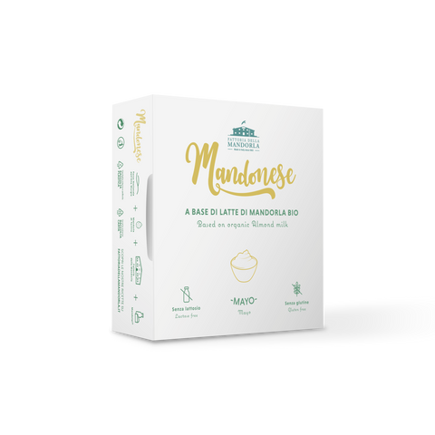 Maionese vegetale biologica alla mandorla servita in una ciotola con pane tostato e verdure arrosto
