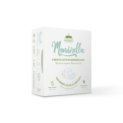 Mandorella olive e carciofi servita a fette su tagliere con pane rustico e verdure vegetali