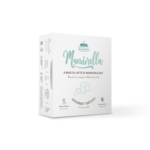 Mandorella gourmet al tartufo da taglio servita a fette su tagliere con pane rustico e verdure di stagione