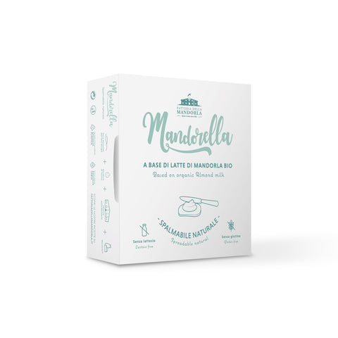 Spalmabile vegetale naturale bio a base di mandorla servito su pane rustico con erbe fresche in una tavola luminosa