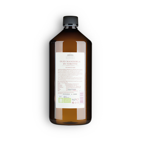 Olio di mandorla per uso alimentare servito a tavola con mandorle e ingredienti vegetali per ricette dolci e salate