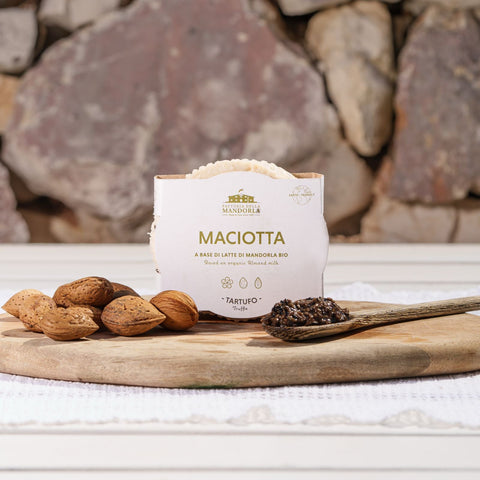 Maciotta al tartufo servita su pane tostato con verdure grigliate in stile cucina vegetale