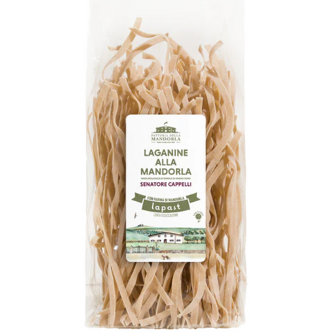 Piatto di pasta con mandorla biologica pugliese con condimento vegetale e ingredienti della tradizione pugliese