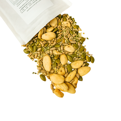 Snack sano con mandorle bio in ciotola rustica su tavolo in legno con ingredienti vegetali