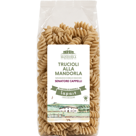 Biscotti di pasta alla mandorla preparati con ingredienti vegetali su tavola in legno