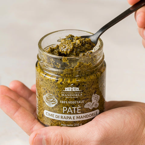 PATÈ DI CIME DI RAPA BIO - 210g — vasetto aperto in mano con cucchiaio